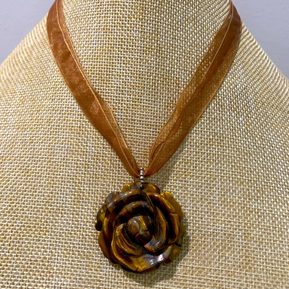 Vintage 1970s Tiger eye flower pendant lace necklace.